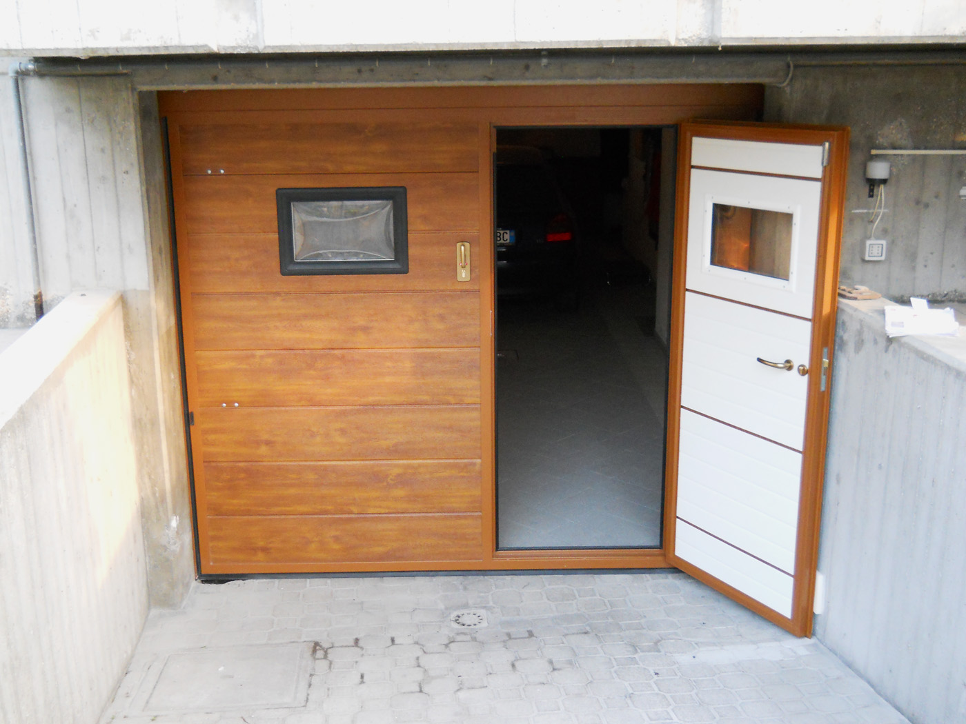 basculante pannelli finto legno chiaro, porta pedonale, 2 oblo - Edilbox- Forlì Cesena - Rimini - Faenza - Ravenna - Imola